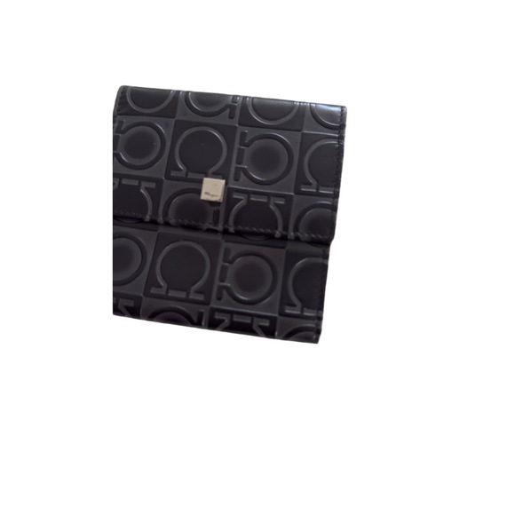 Women's Salvatore Ferragamo Black Gancini Embossed Leather Wallet One Size - Picture 6 of 6